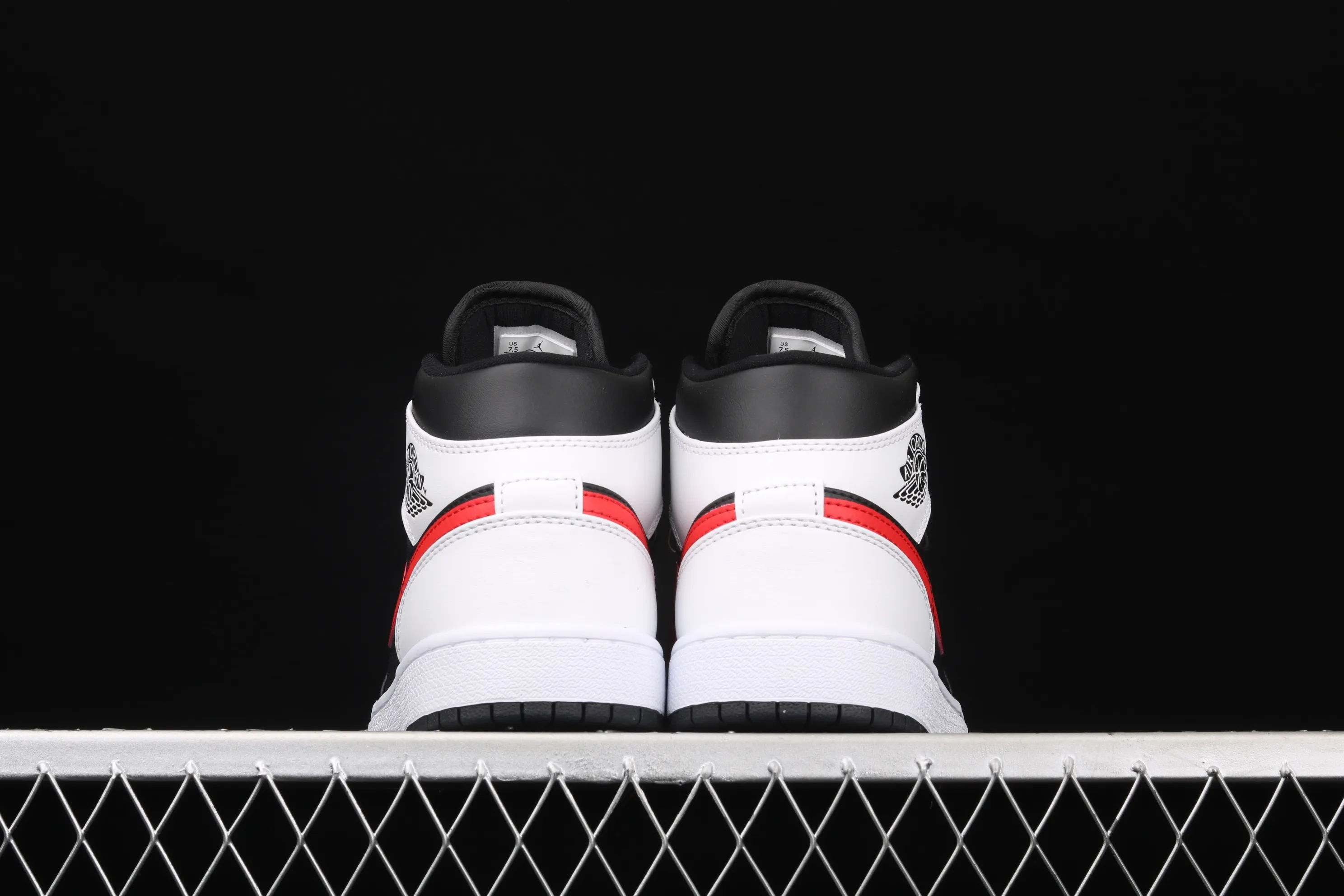 All categories Air Jordan Jordan series basketball shoes Air Jordan 1 Mid Air Jordan 1 Mid AJ1 Joe 1 black and white red hook Zhongbang basketball shoes 554724-075